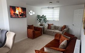 Elegant House - 6 Sleeps - 10 Minute Walk To The Town